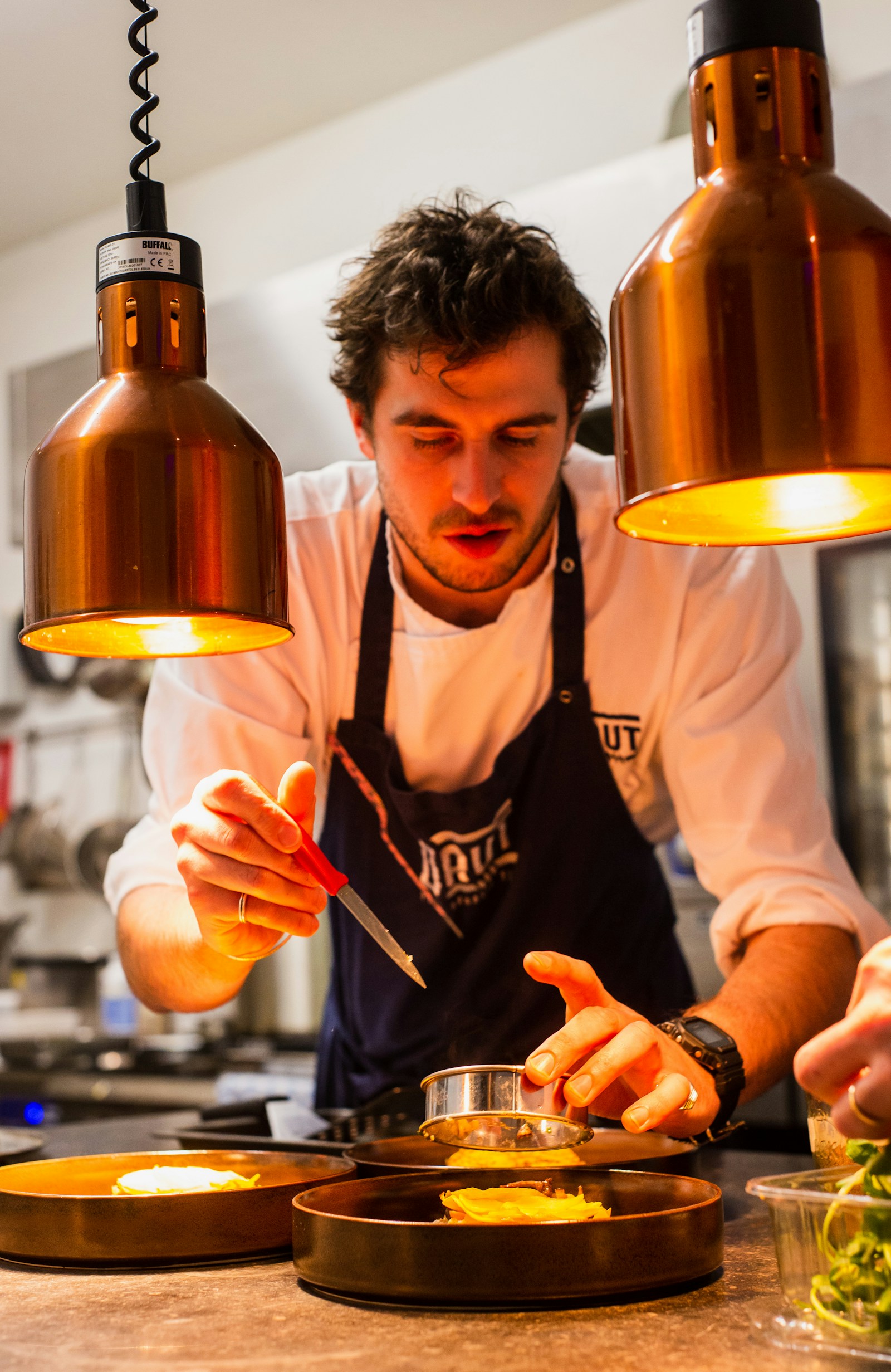 Kok aan het werk in een professionele keuken